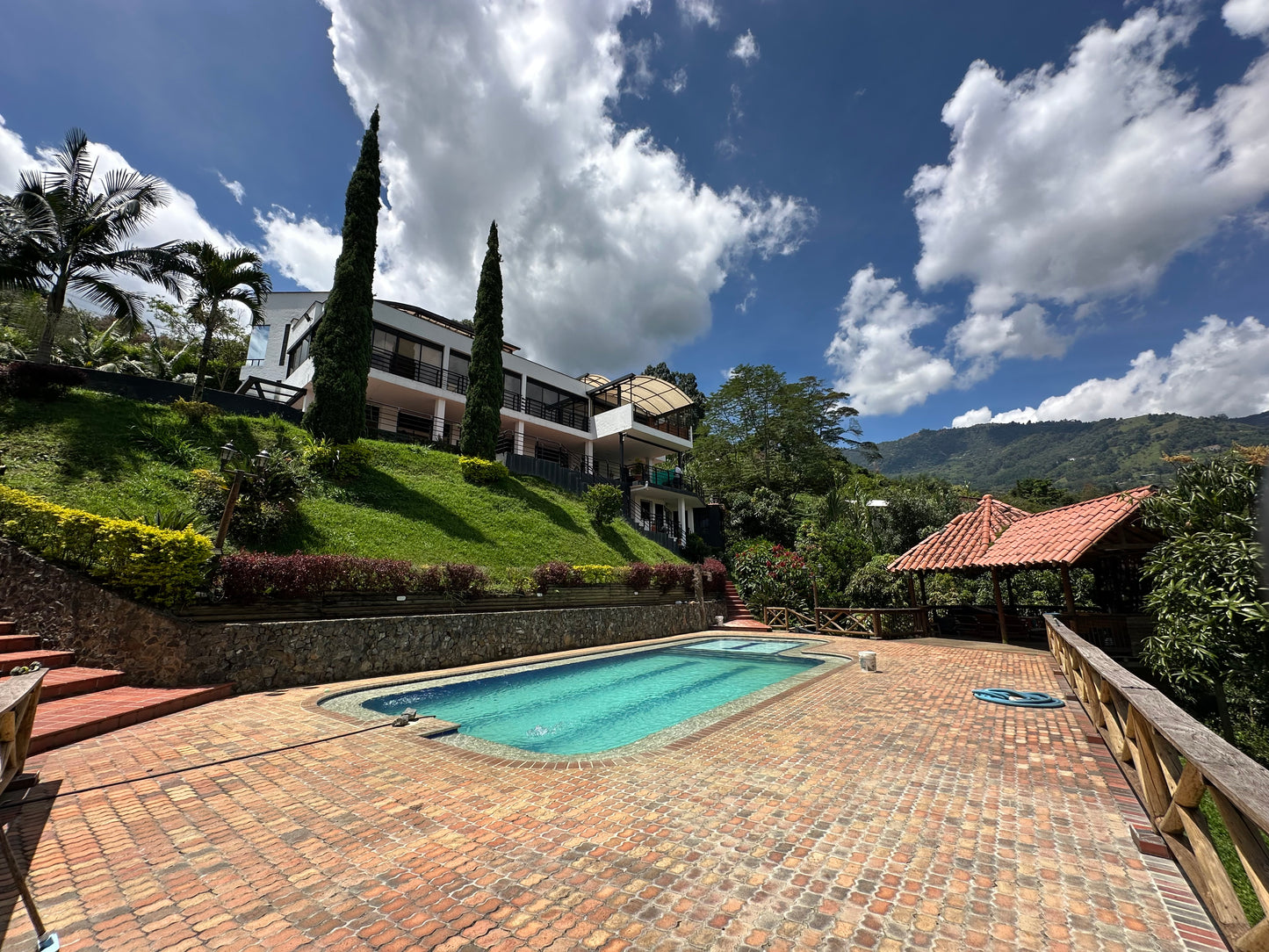 ARRIENDO CASA QUINTA DE 2700 M2