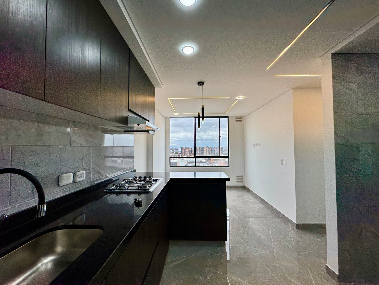 ARRIENDO APTO CON PARQUEADERO AV CALLE 13 con CRA 30 | (Cerca a Mall Plaza)