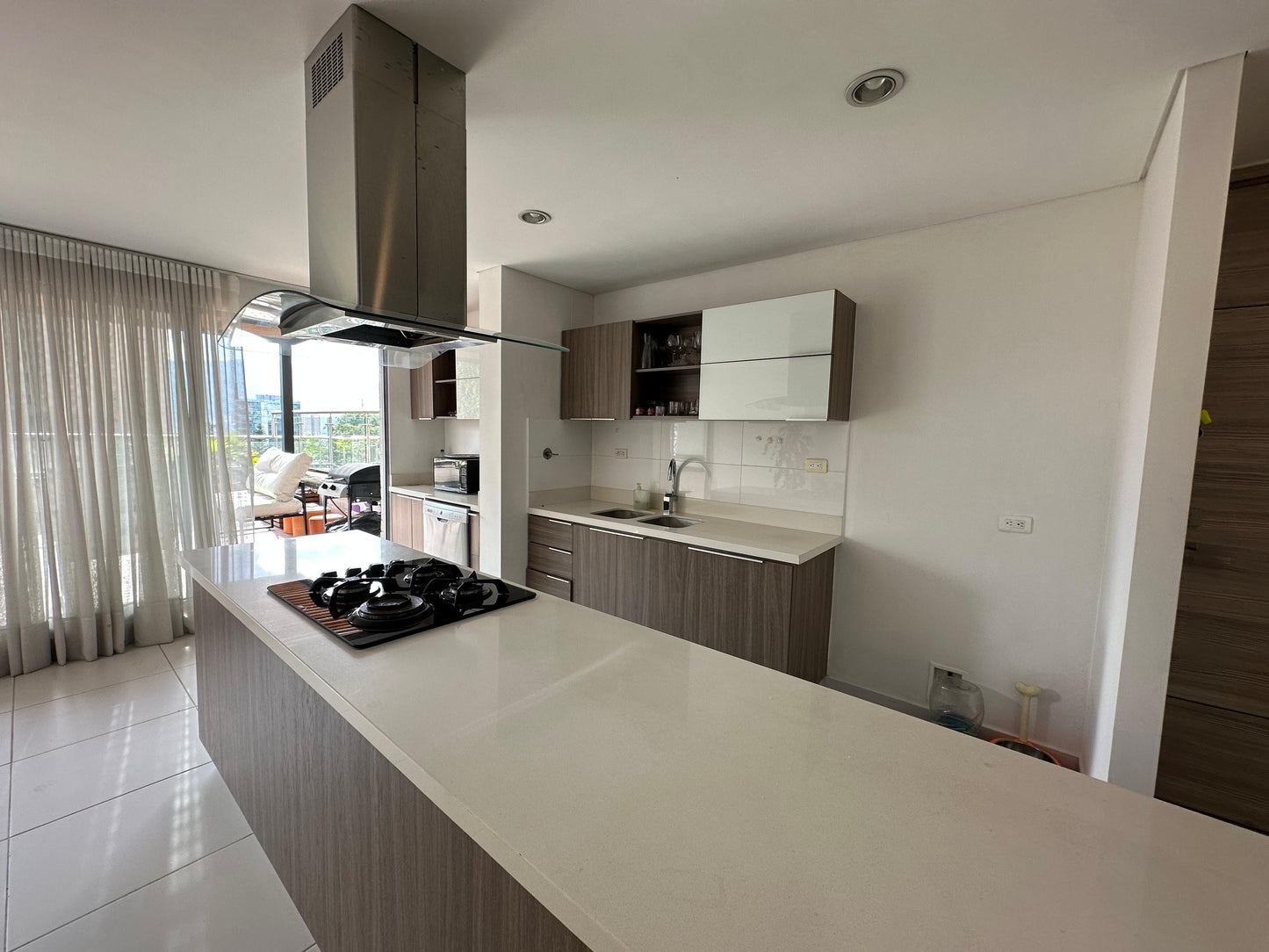 VENDO APTO CON DOBLE PARQUEADERO Y DOBLE TERRAZA | POBLADO MEDELLIN