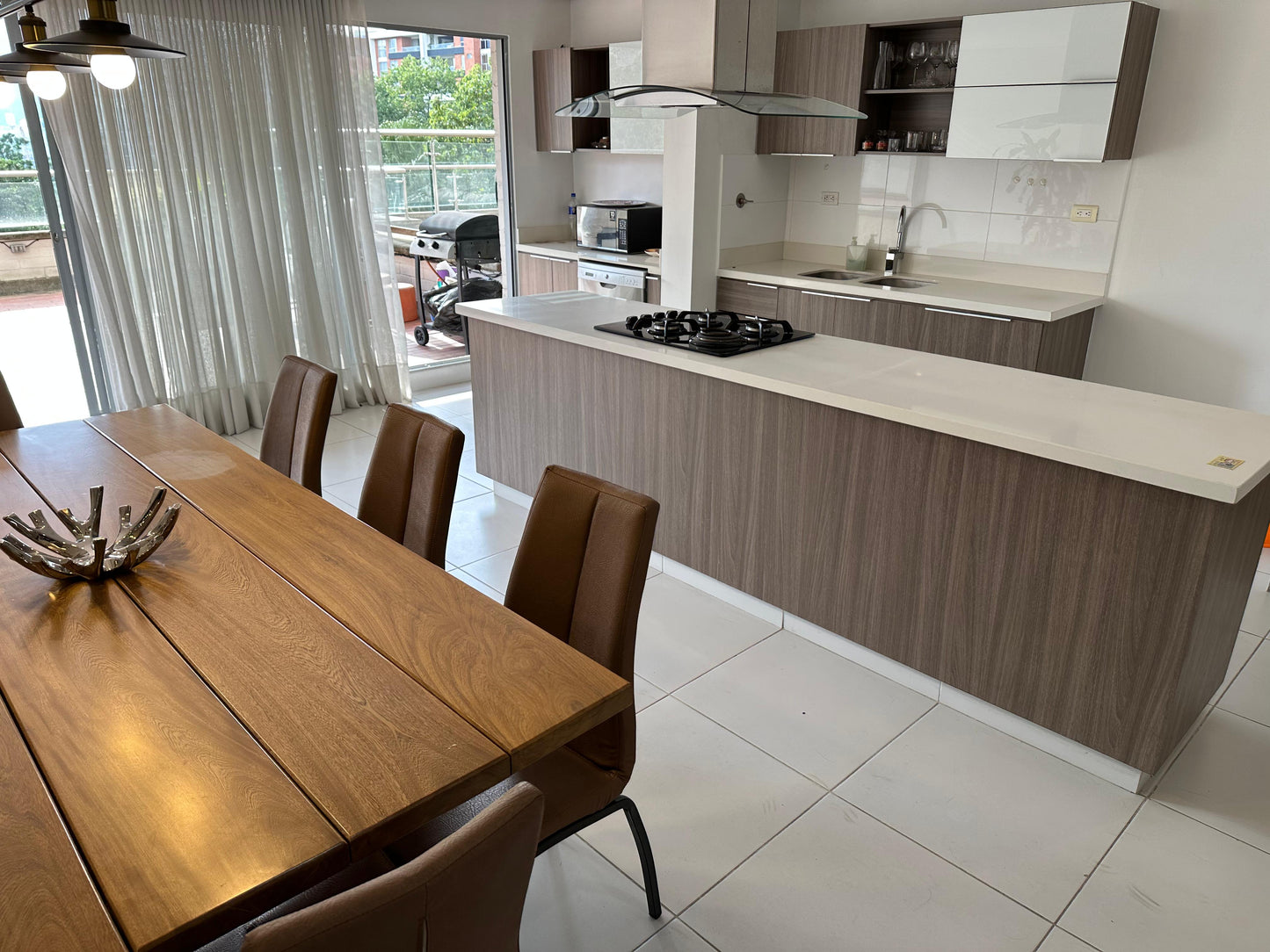 VENDO APTO CON DOBLE PARQUEADERO Y DOBLE TERRAZA | POBLADO MEDELLIN