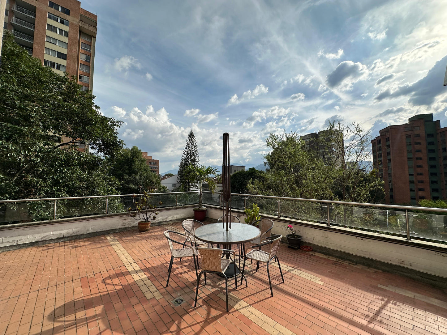 VENDO APTO CON DOBLE PARQUEADERO Y DOBLE TERRAZA | POBLADO MEDELLIN