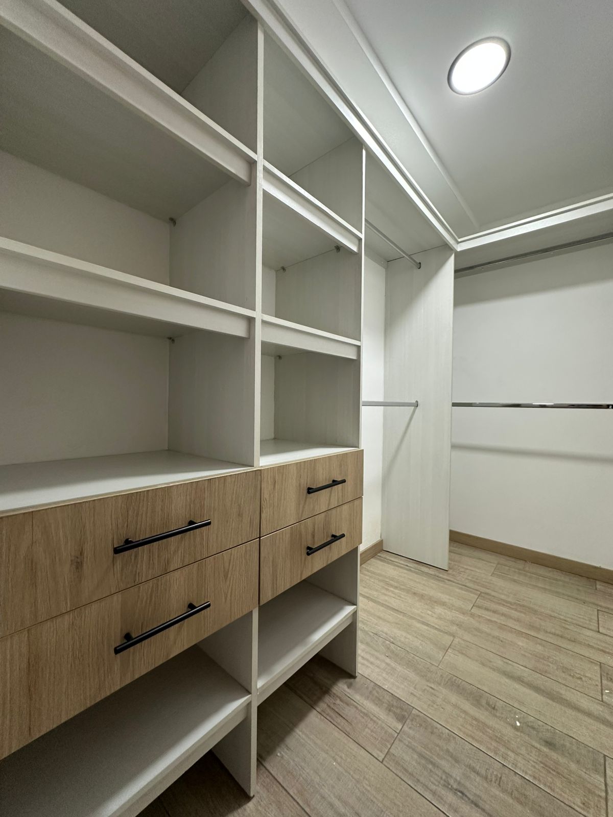 VENDO APTO LUJOSO AL LADO DEL POBLADO MEDELLIN