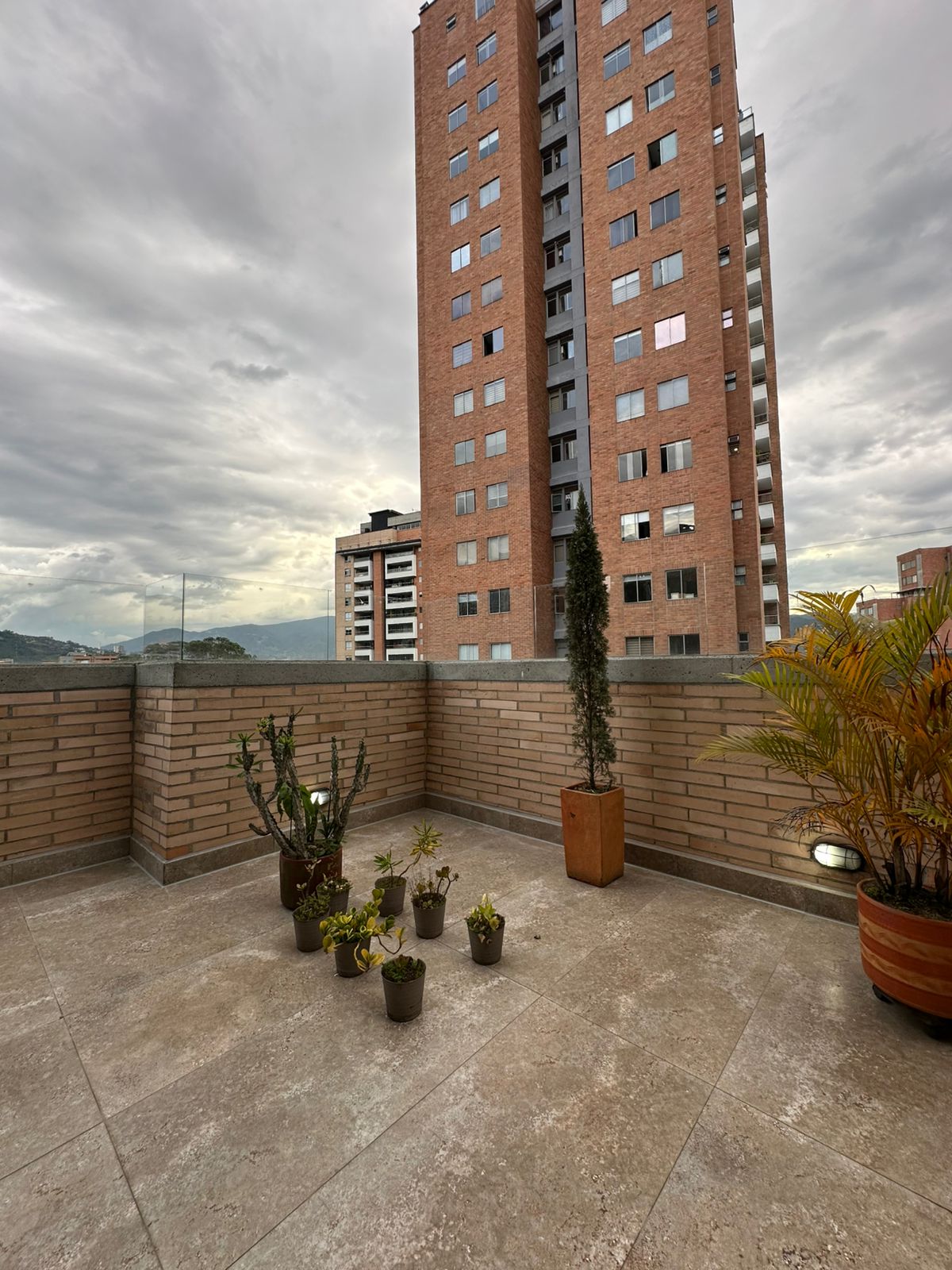 VENDO APTO LUJOSO AL LADO DEL POBLADO MEDELLIN