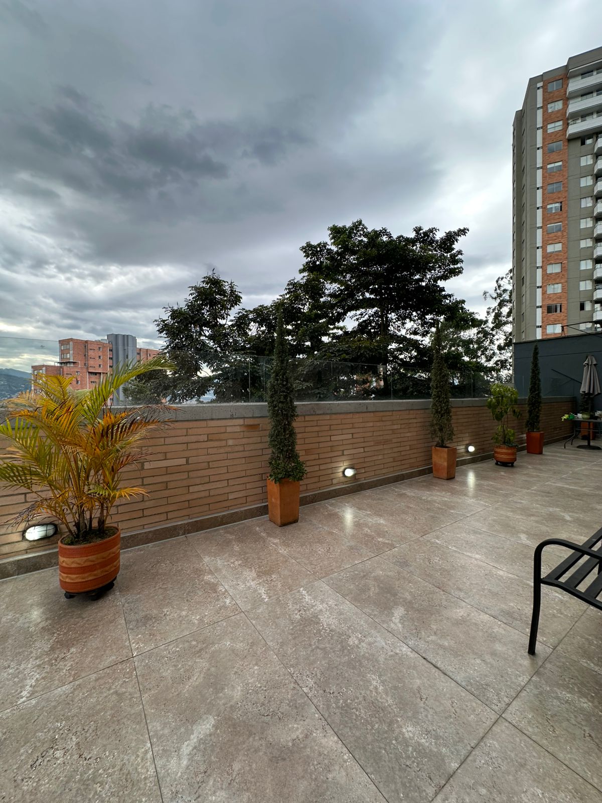VENDO APTO LUJOSO AL LADO DEL POBLADO MEDELLIN