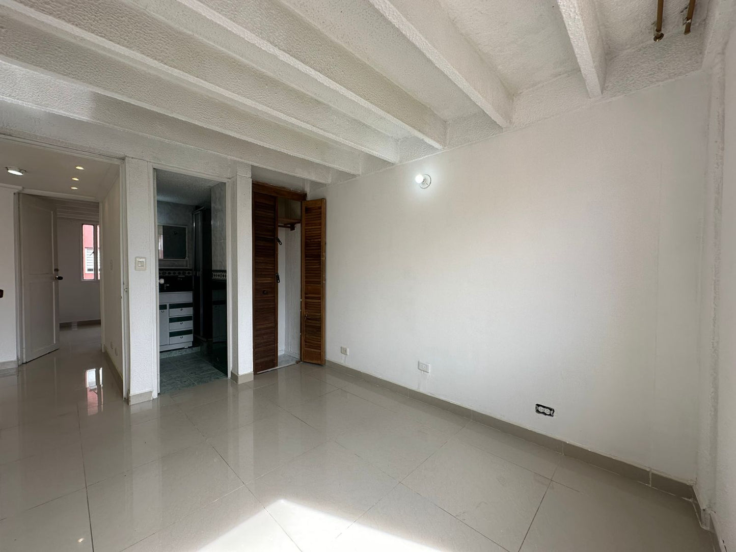 VENDO APTO AMPLIO CON EXCELENTE UBICACION | SANTA CECILIA BOGOTÁ