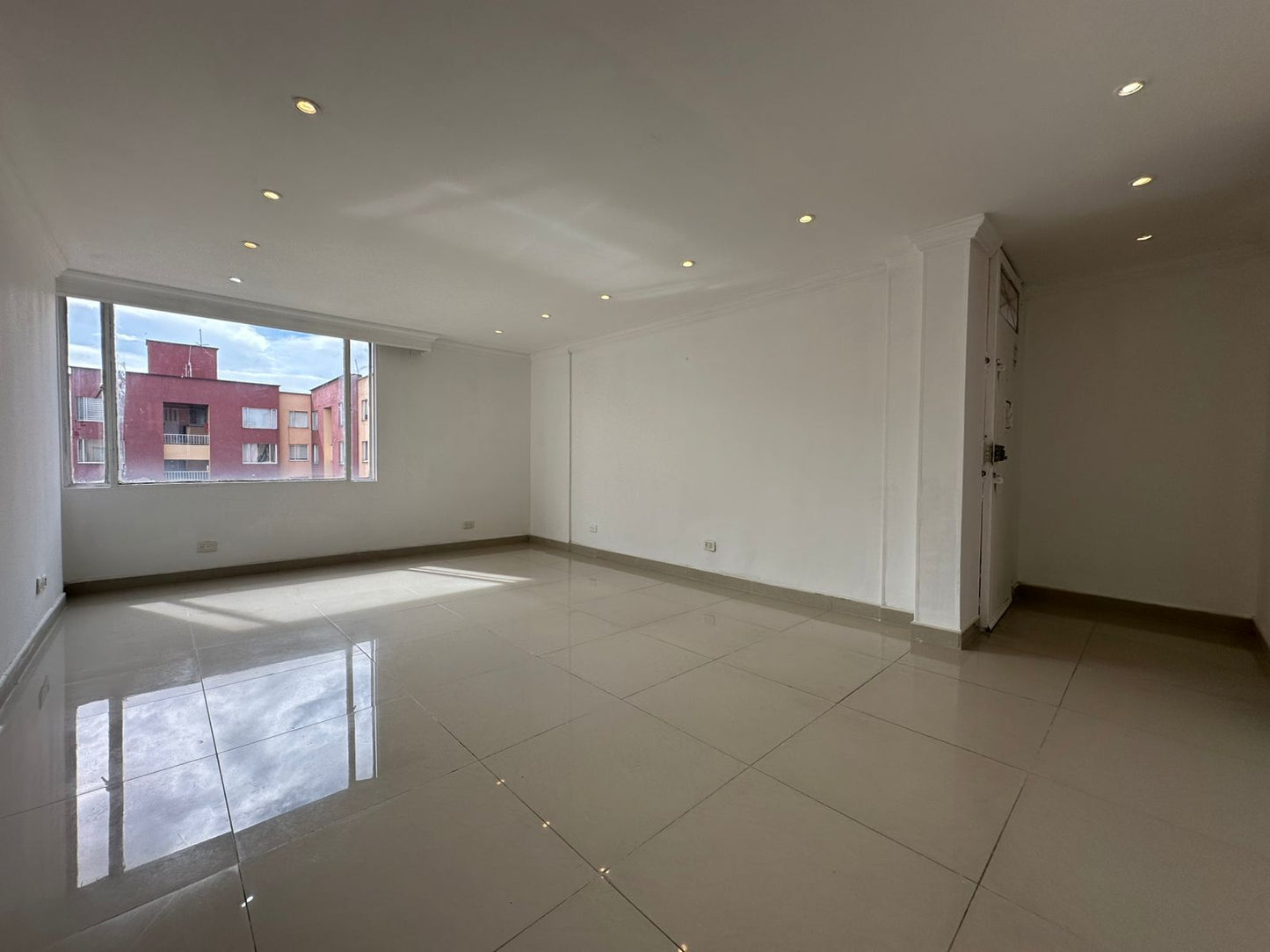 VENDO APTO AMPLIO CON EXCELENTE UBICACION | SANTA CECILIA BOGOTÁ