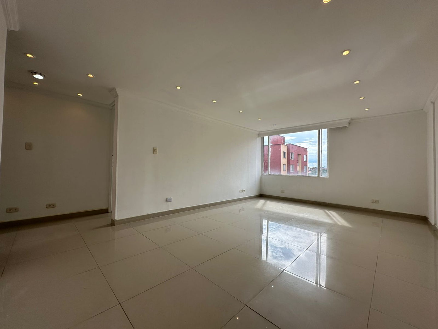 VENDO APTO AMPLIO CON EXCELENTE UBICACION | SANTA CECILIA BOGOTÁ