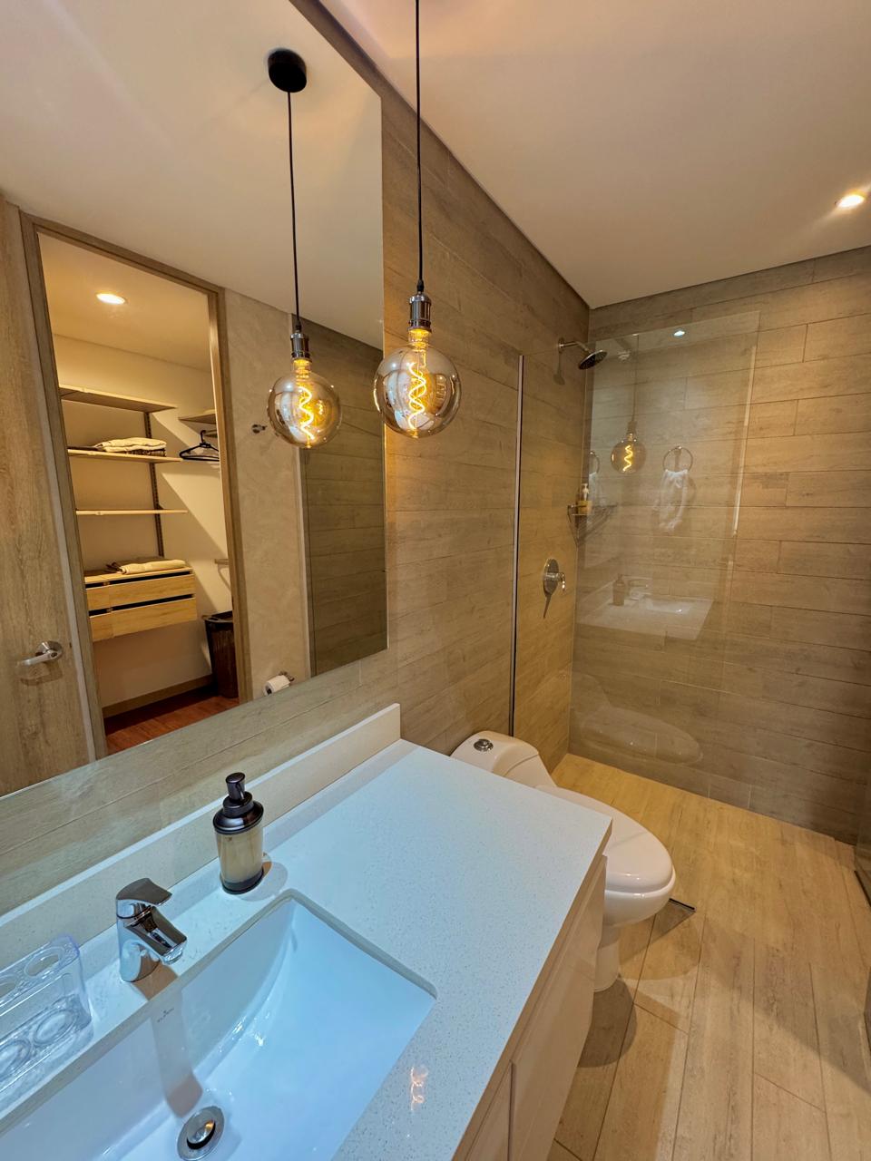 ARRIENDO APARTAMENTO AMOBLADO EN EL POBLADO | BALCÓN GRANDE, AIRE ACONDICIONADO Y ACABADOS DE LUJO