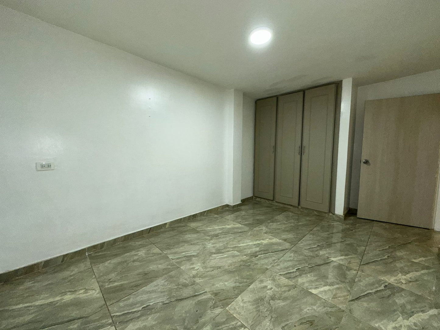 ARRIENDO APTO AMPLIO | GUSTAVO RESTREPO