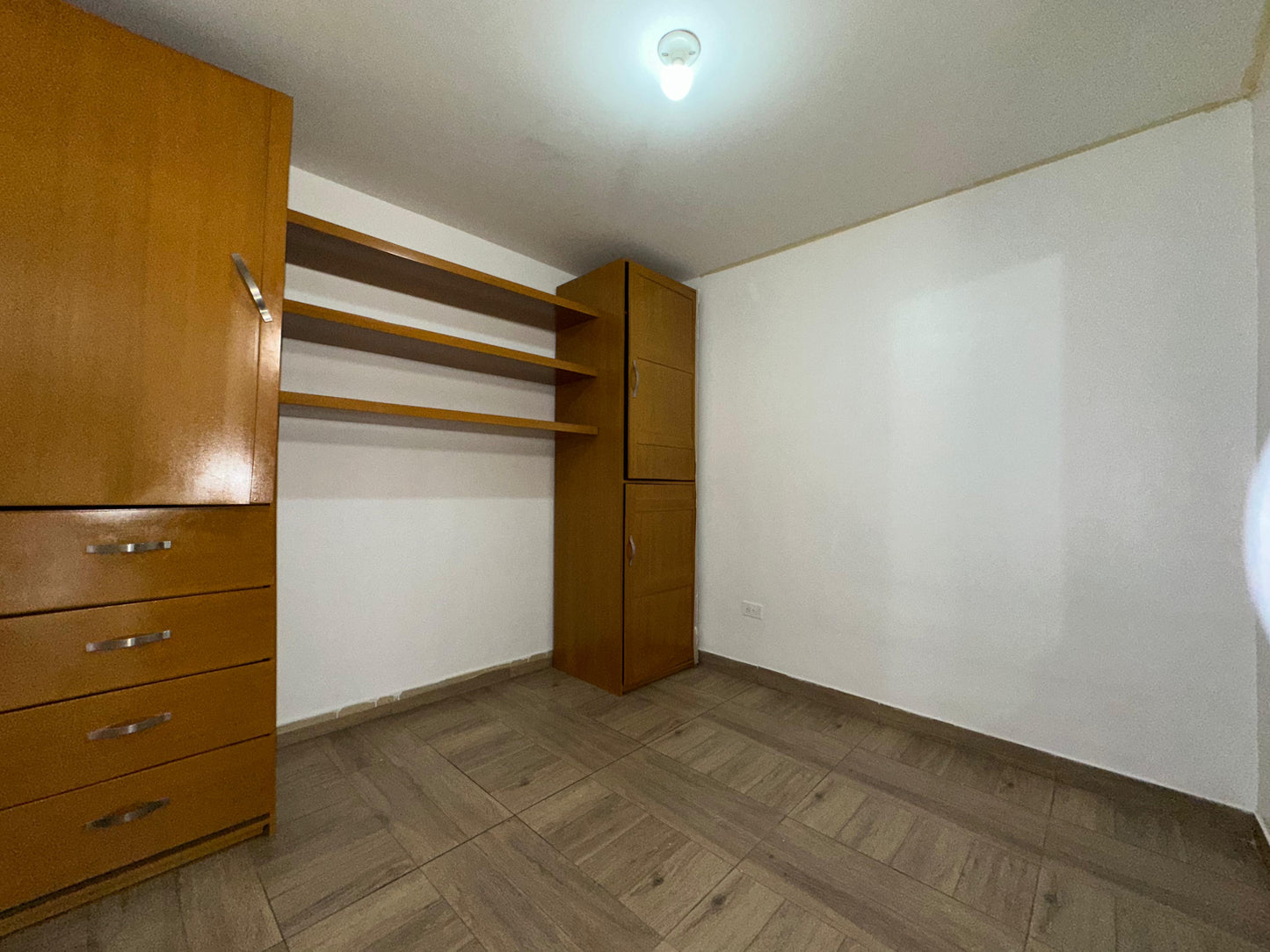 ARRIENDO APARTAESTUDIO CON PARQUEADERO PROPIO PARA MOTO O CARRO PEQUEÑO | GUSTAVO RESTREPO BOGOTÁ