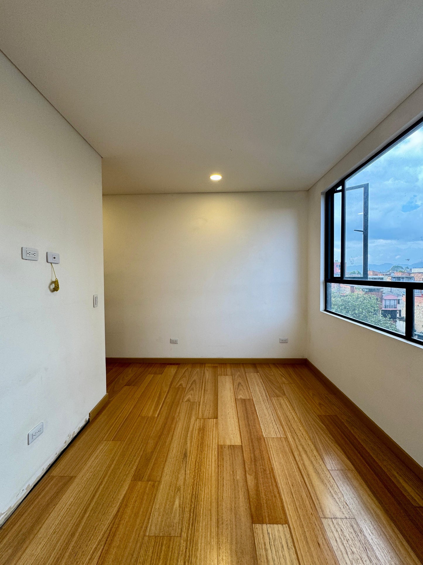 VENDO APARATAESTUDIO BARRIO PARIS, ENGATIVA  | GIMNASIO, TERRAZA, SAUNA Y TURCO