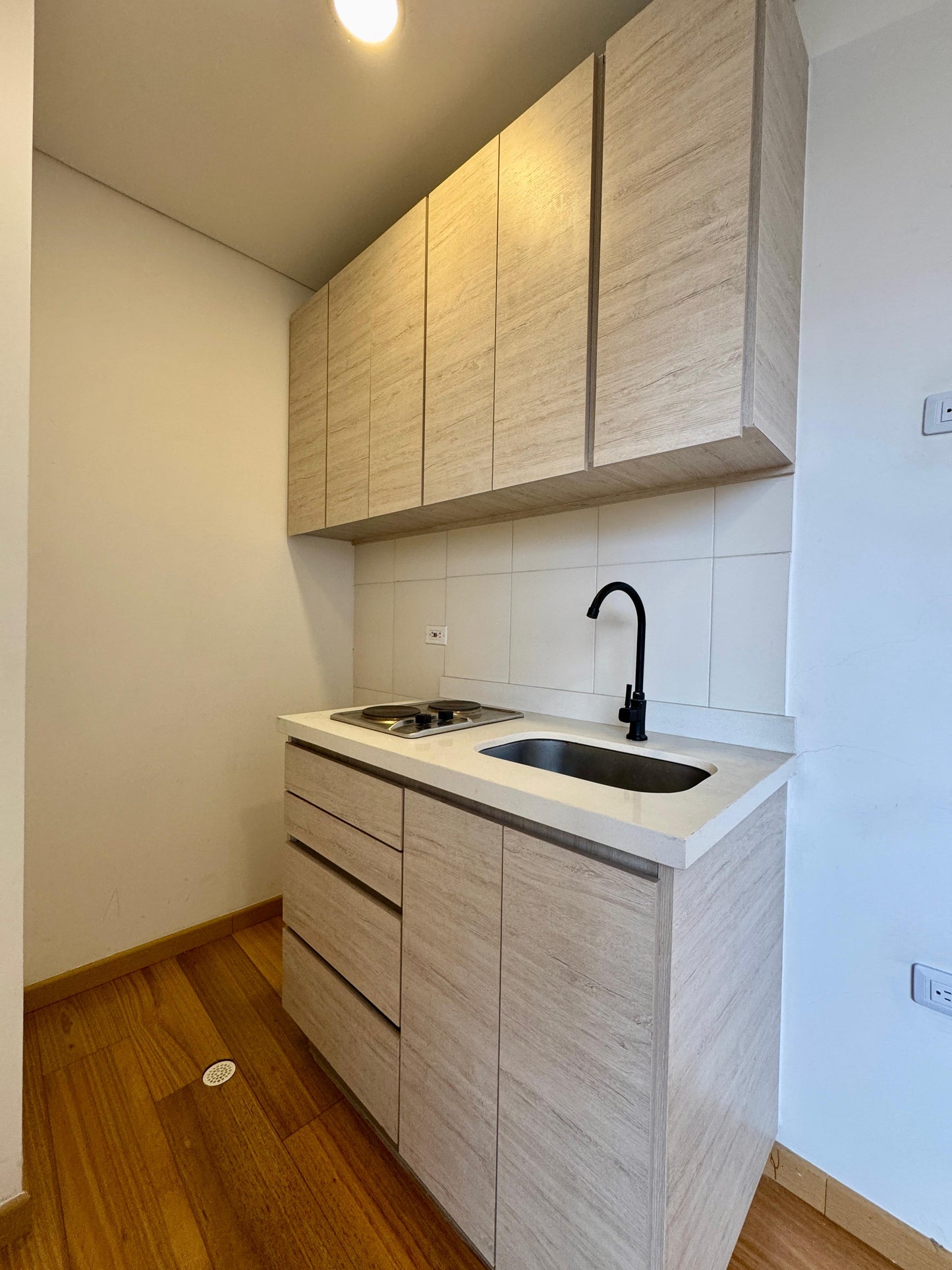VENDO APARATAESTUDIO BARRIO PARIS, ENGATIVA  | GIMNASIO, TERRAZA, SAUNA Y TURCO
