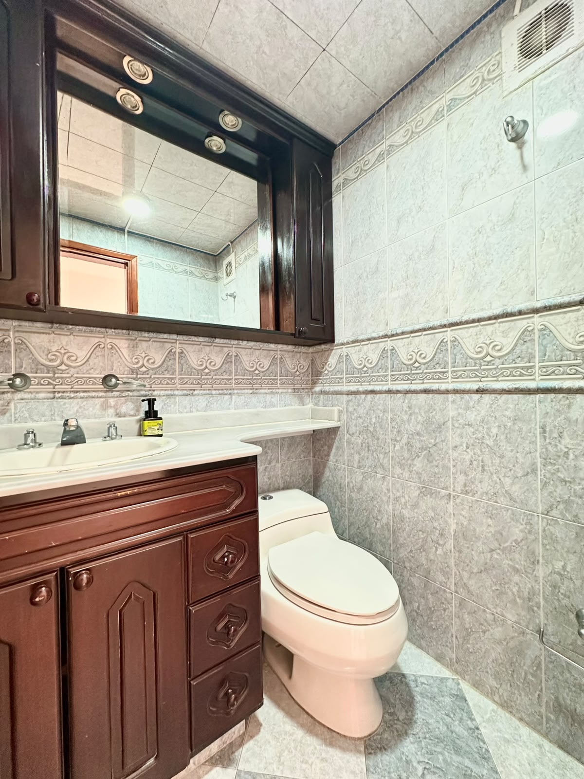 APARTAMENTO EN ARRIENDO – CHAPINERO ALTO | 80 M² + VISTA A LOS CERROS + PARQUEADERO 🌇🔥