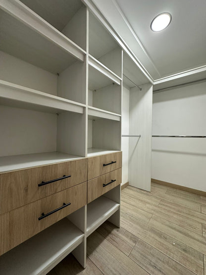VENDO APTO LUJOSO AL LADO DEL POBLADO MEDELLIN