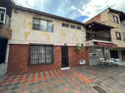 VENDO CASA CON PARQUEADERO PRIVADO EN LAURELES MEDELLIN