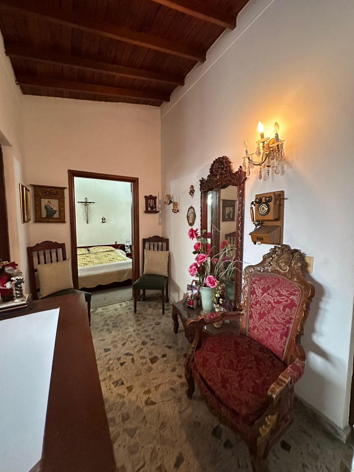 VENDO CASA CON PARQUEADERO PRIVADO EN LAURELES MEDELLIN