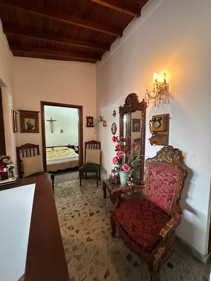 VENDO CASA CON PARQUEADERO PRIVADO EN LAURELES MEDELLIN
