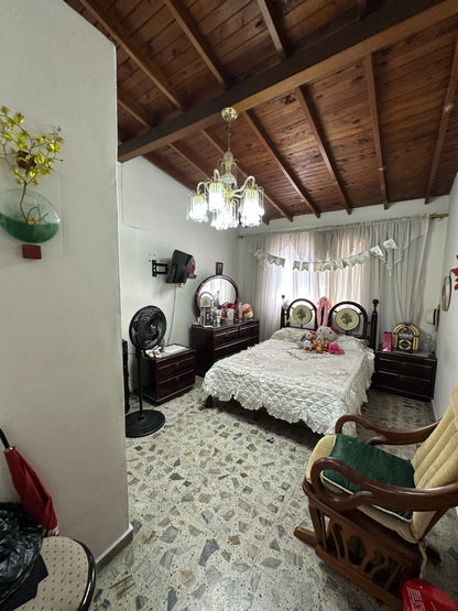 VENDO CASA CON PARQUEADERO PRIVADO EN LAURELES MEDELLIN