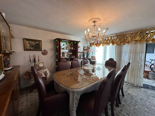 VENDO CASA CON PARQUEADERO PRIVADO EN LAURELES MEDELLIN