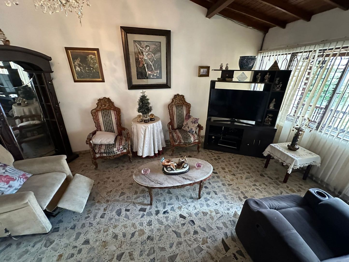 VENDO CASA CON PARQUEADERO PRIVADO EN LAURELES MEDELLIN