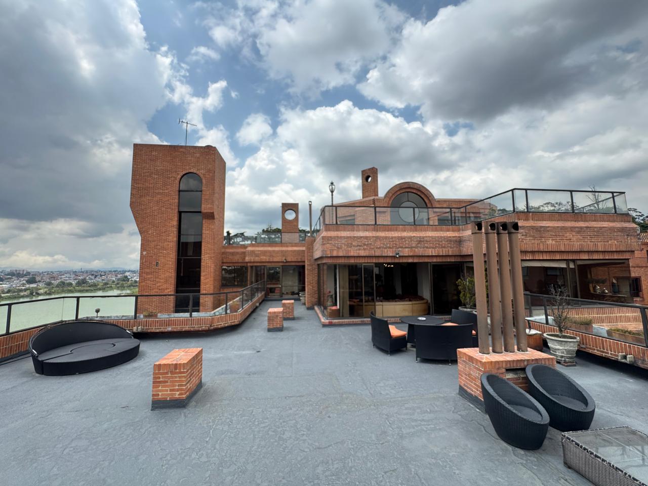 🏡🌿 PENTHOUSE DÚPLEX EN VENTA – CLUB LOS LAGARTOS 🔥
