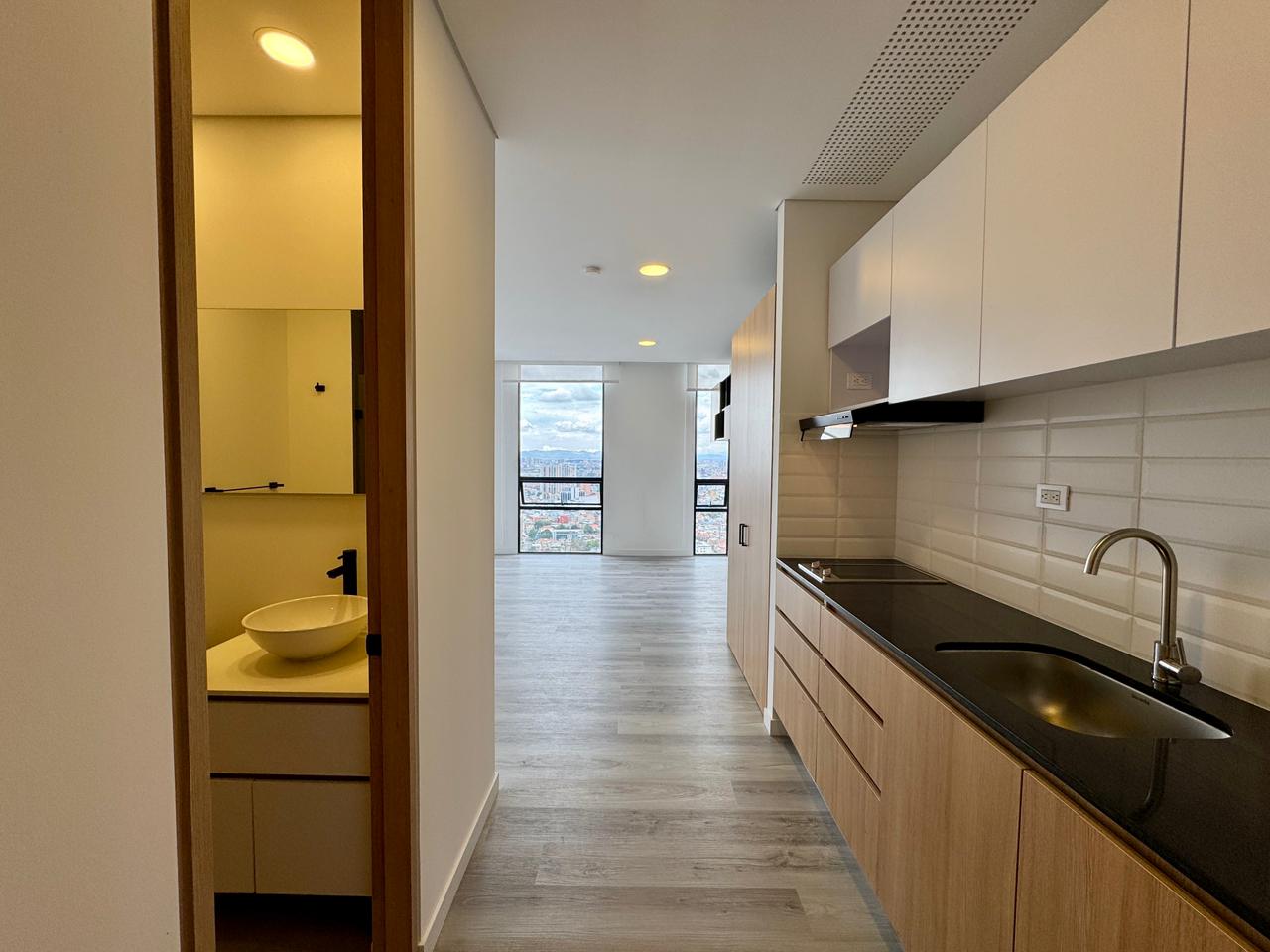 🔥🏙️ ARRIENDO APARTAESTUDIO TIPO LOFT – CENTRO INTERNACIONAL CON PARQUEADERO 🏙️🔥
