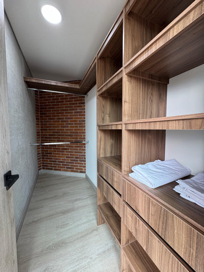 🔥🏙️ VENDO APARTAESTUDIO AMOBLADO EN LAURELES – MEDELLÍN AMOBALDO Y PARQUEADERO🔥