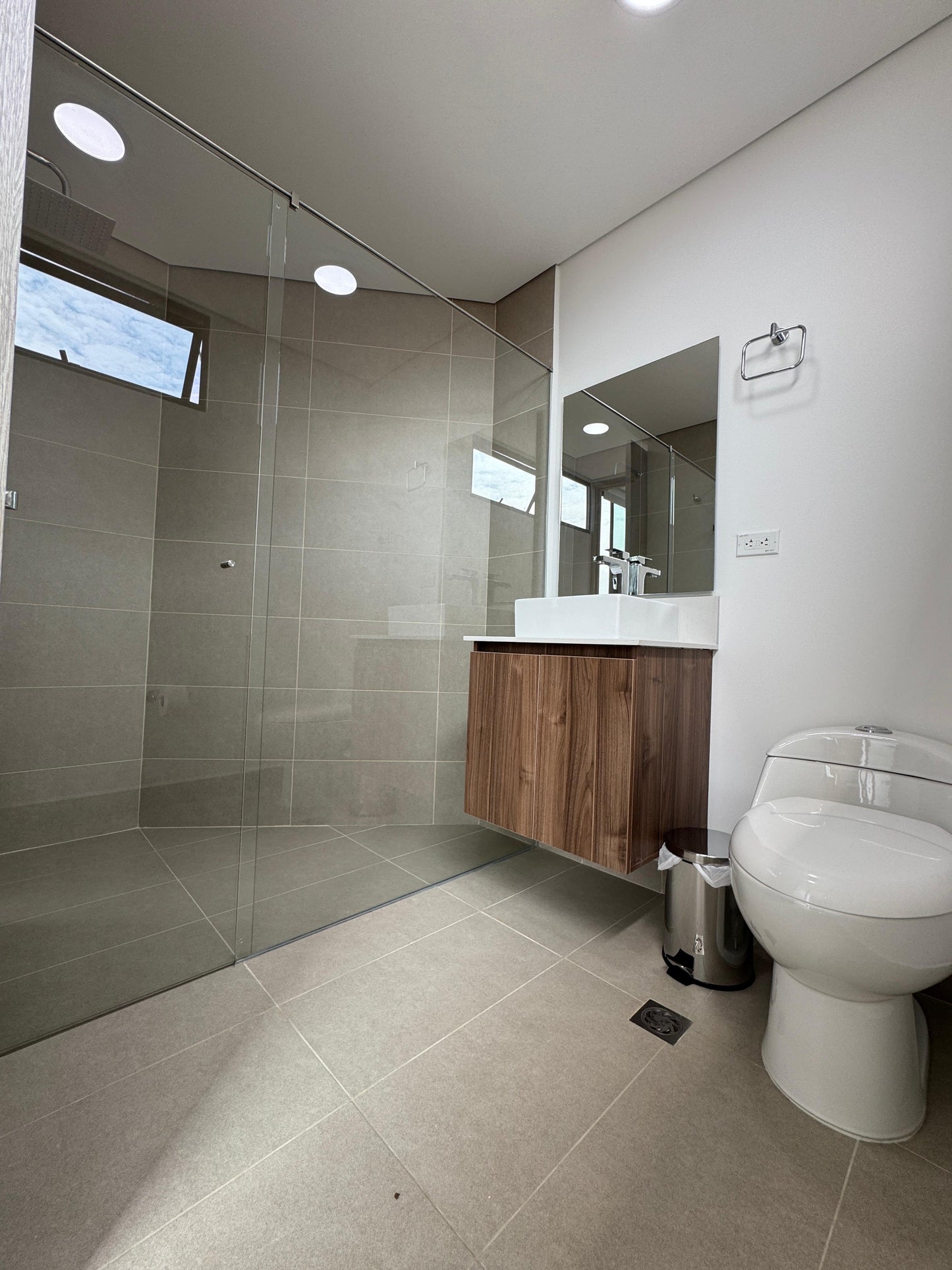 🔥🏙️ VENDO APARTAESTUDIO AMOBLADO EN LAURELES – MEDELLÍN AMOBALDO Y PARQUEADERO🔥