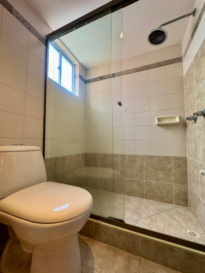 🔥🏙️ VENDO APARTAMENTO – FRENTE AL DAN CARLTON, EL POBLADO, PARQUEADEROS, BALCON 🔥