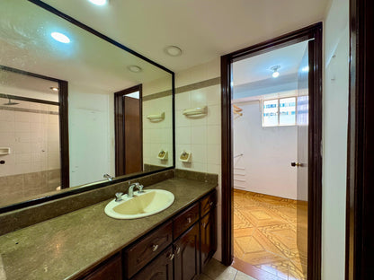 🔥🏙️ VENDO APARTAMENTO – FRENTE AL DAN CARLTON, EL POBLADO, PARQUEADEROS, BALCON 🔥