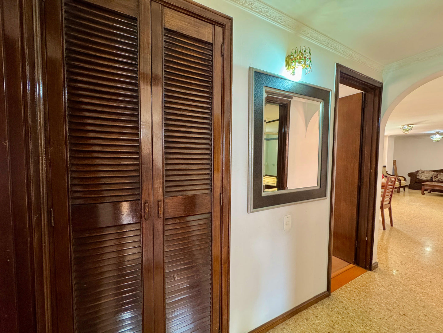 🔥🏙️ VENDO APARTAMENTO – FRENTE AL DAN CARLTON, EL POBLADO, PARQUEADEROS, BALCON 🔥