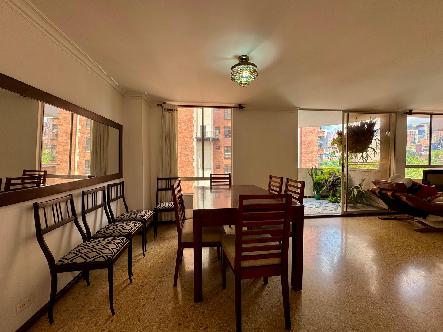 🔥🏙️ VENDO APARTAMENTO – FRENTE AL DAN CARLTON, EL POBLADO, PARQUEADEROS, BALCON 🔥