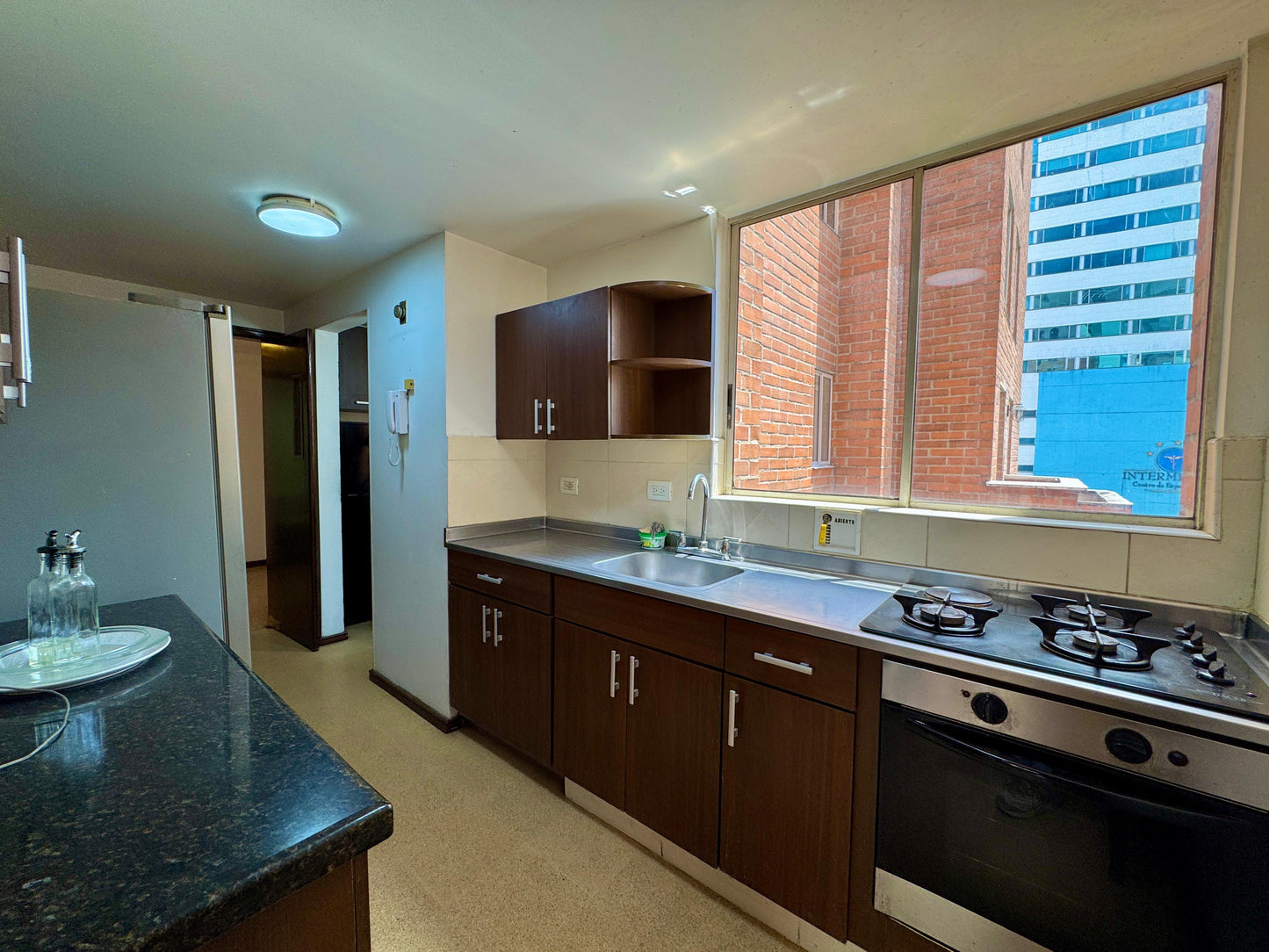 🔥🏙️ VENDO APARTAMENTO – FRENTE AL DAN CARLTON, EL POBLADO, PARQUEADEROS, BALCON 🔥