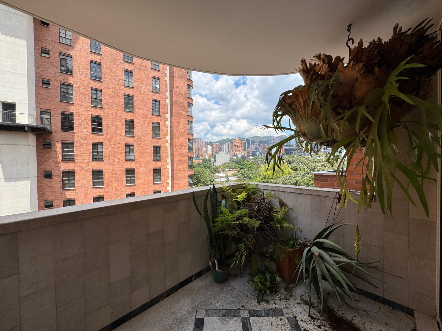 🔥🏙️ VENDO APARTAMENTO – FRENTE AL DAN CARLTON, EL POBLADO, PARQUEADEROS, BALCON 🔥