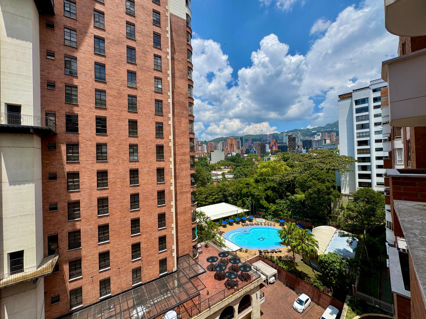 🔥🏙️ VENDO APARTAMENTO – FRENTE AL DAN CARLTON, EL POBLADO, PARQUEADEROS, BALCON 🔥