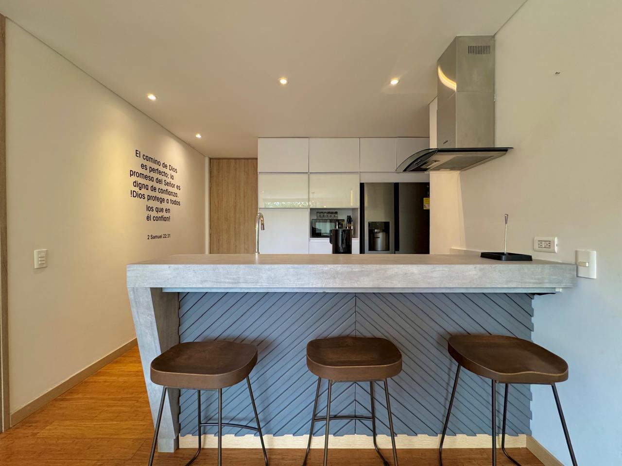 ARRIENDO APARTAMENTO AMOBLADO EN EL POBLADO | BALCÓN GRANDE, AIRE ACONDICIONADO Y ACABADOS DE LUJO