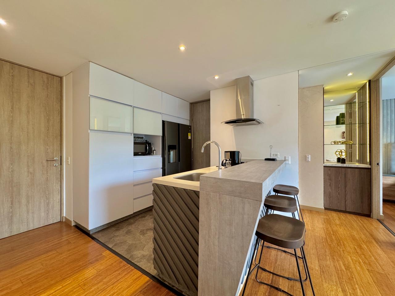 ARRIENDO APARTAMENTO AMOBLADO EN EL POBLADO | BALCÓN GRANDE, AIRE ACONDICIONADO Y ACABADOS DE LUJO