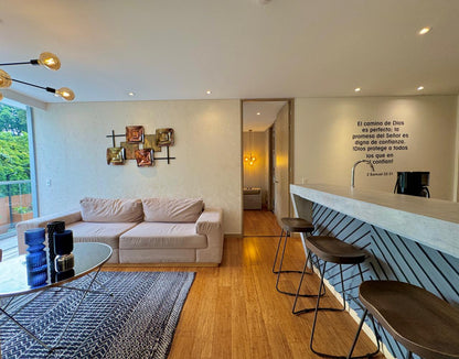ARRIENDO APARTAMENTO AMOBLADO EN EL POBLADO | BALCÓN GRANDE, AIRE ACONDICIONADO Y ACABADOS DE LUJO