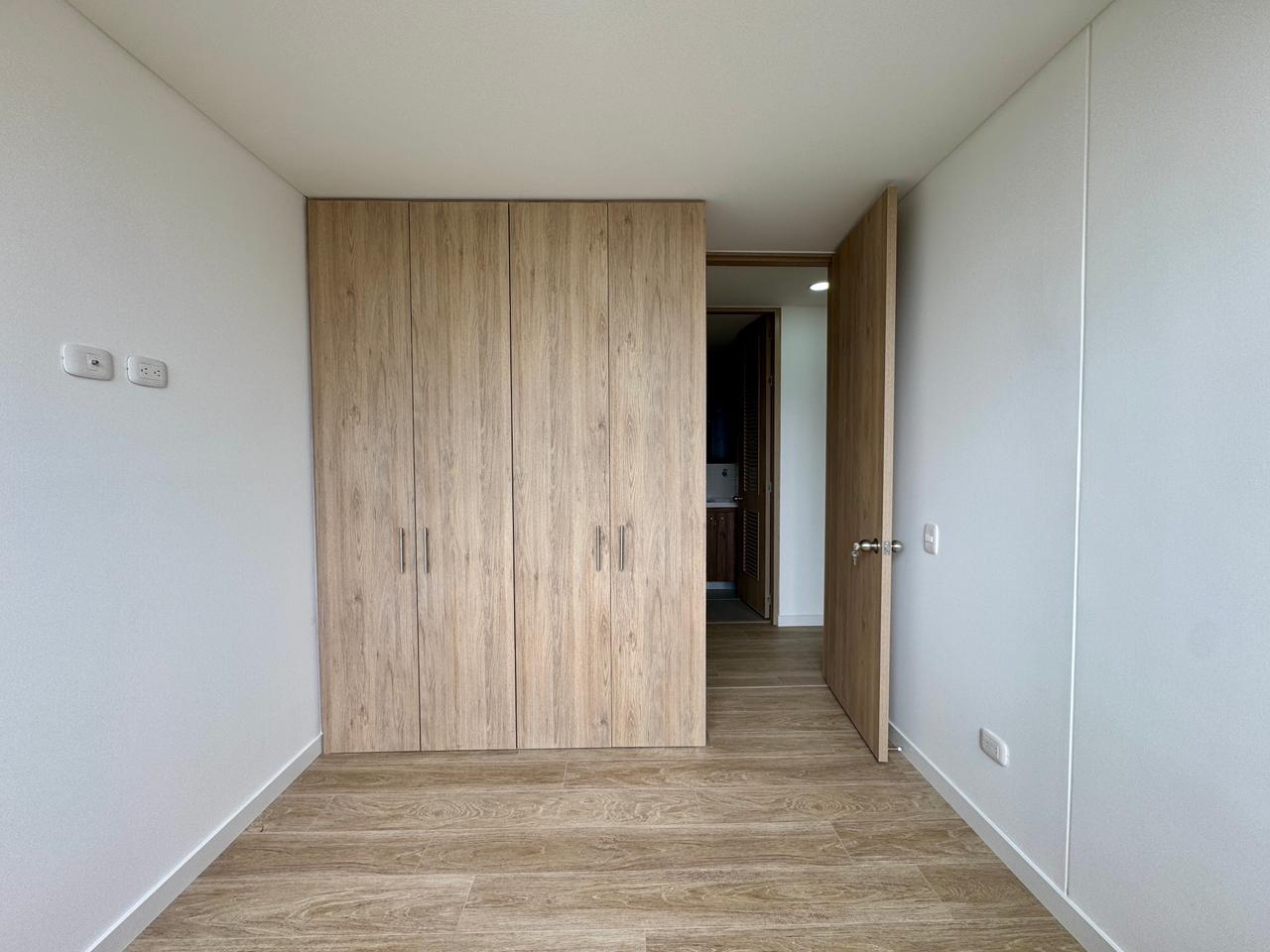 ARRIENDO APARTAMENTO EN EL NORTE DE BOGOTÁ | 3 HABITACIONES, PISO ALTO Y ZONAS TIPO CLUB