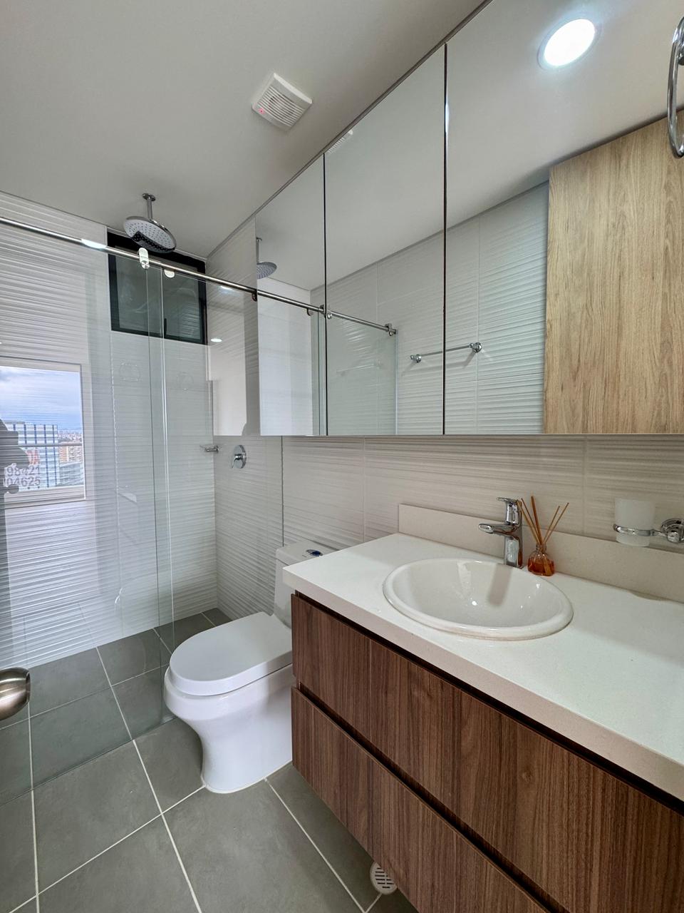 ARRIENDO APARTAMENTO EN EL NORTE DE BOGOTÁ | 3 HABITACIONES, PISO ALTO Y ZONAS TIPO CLUB