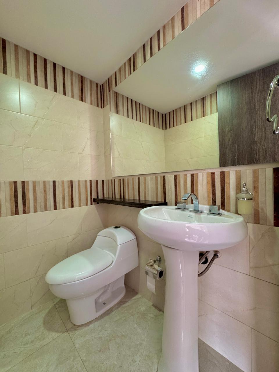 CASA EN VENTA EN CHÍA | 230 M2 + CUARTO DE CINE + 3 NIVELES 🔥🏡